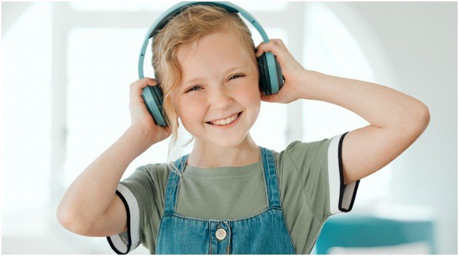 Why Do Screen Free Travel Activities for Kids Work Better Than Screens?